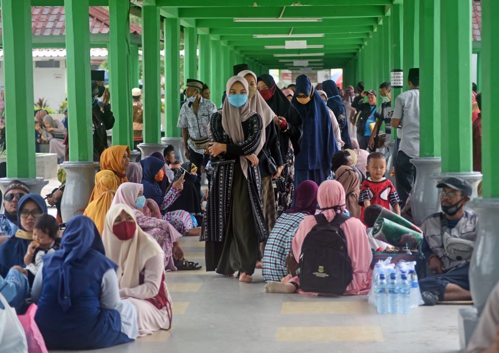 [FOTO] Masjid Agung Kesultanan Banten Dipadati Pengunjung
