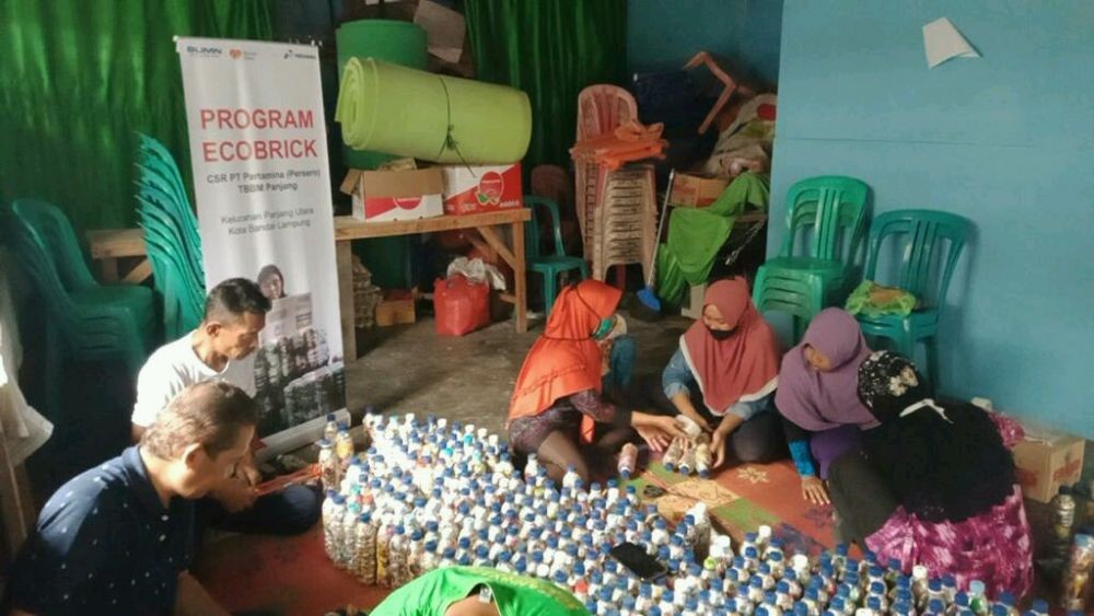 CSR Pertamina Ajak Warga Pesisir Lampung Kelola Sampah Jadi Ecobrick