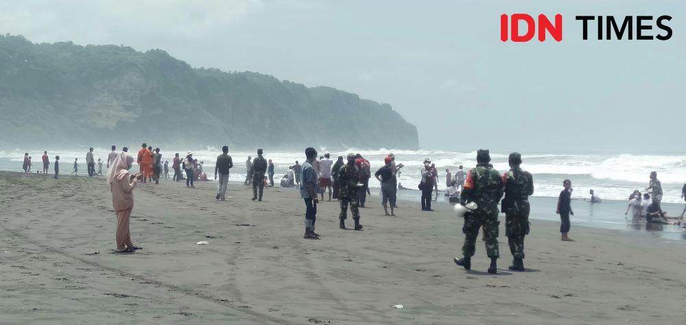 'Los Dol', Petugas Kewalahan Awasi Prokes di Pantai Parangtritis