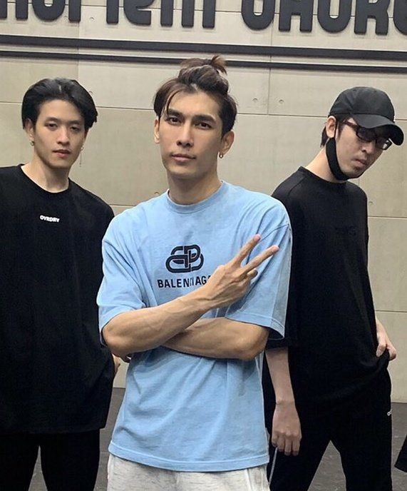 7 Potret Gaya Rambut Ponytail Mew Suppasit, Bikin Gemas Penggemarnya