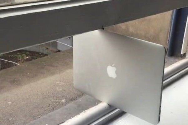 Potret iPhone Jadi Pengganjal Pintu, di Rumah Gak Ada Barang Murah?