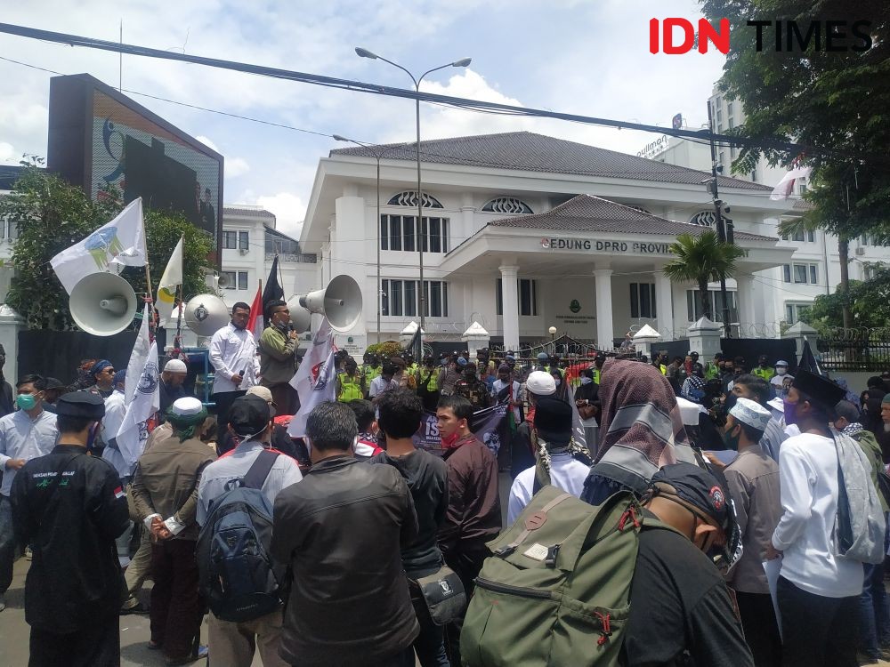 Aliansi Umat Islam Segel Kampus Prancis di Bandung