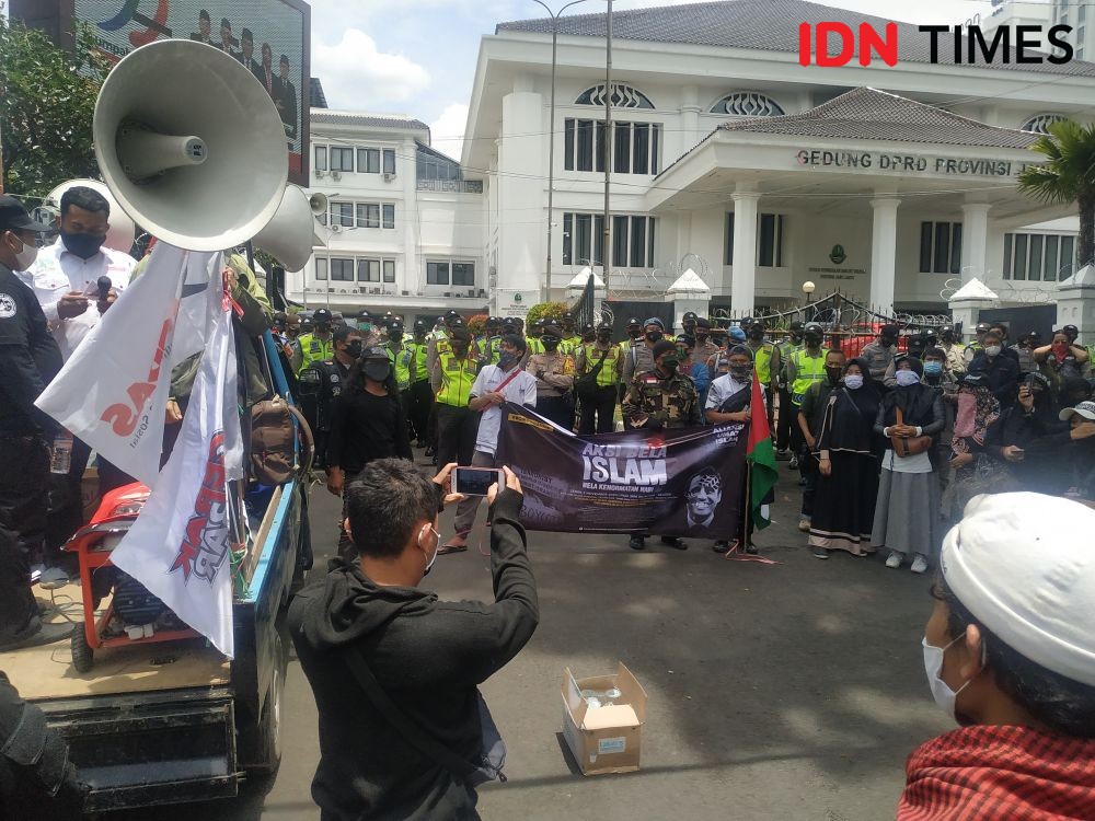 Aliansi Umat Islam Segel Kampus Prancis di Bandung
