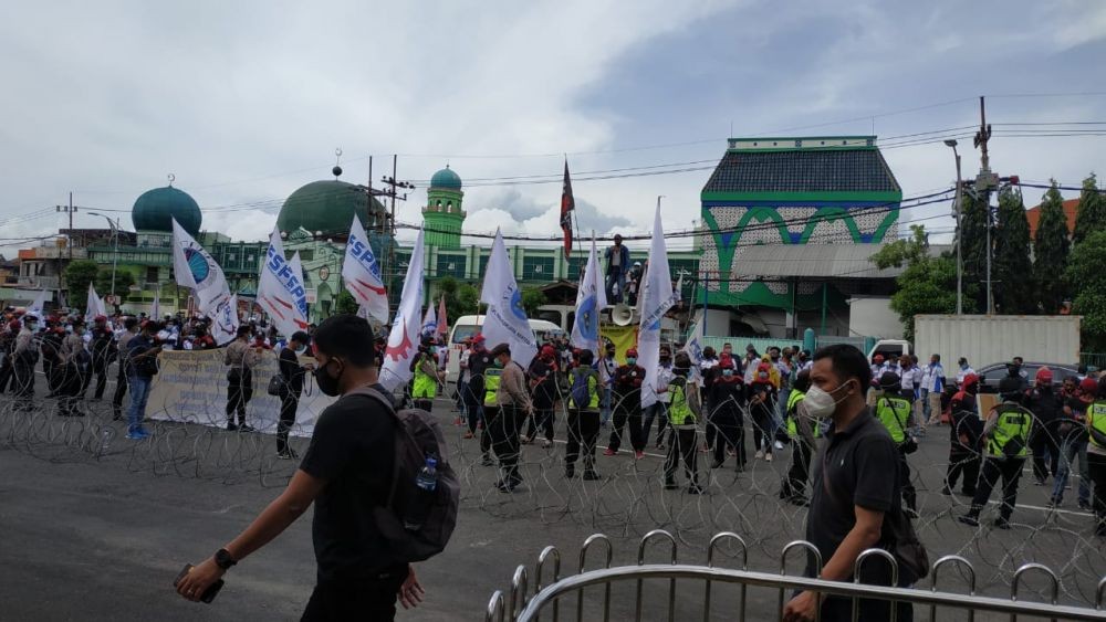 Ratusan Buruh Ungkapkan Kekecewaan Soal UMP di Depan DPRD Jatim