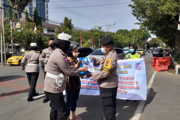 Operasi Zebra, Polisi di Makassar Bagi-bagi Sembako