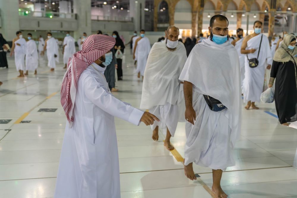 Arab Saudi Izinkan Ibadah Umrah, Calon Jemaah Wajib Tes Swab Mandiri