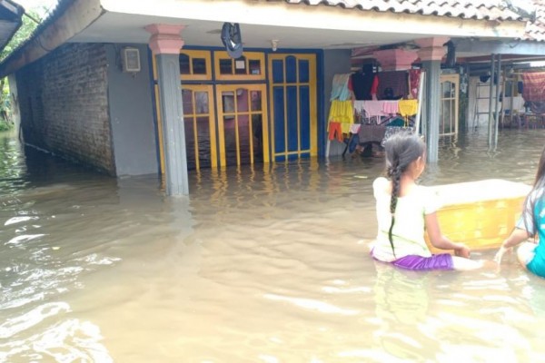 Banjir Pasuruan Tewaskan Nenek dan Cucunya, Khofifah Berduka
