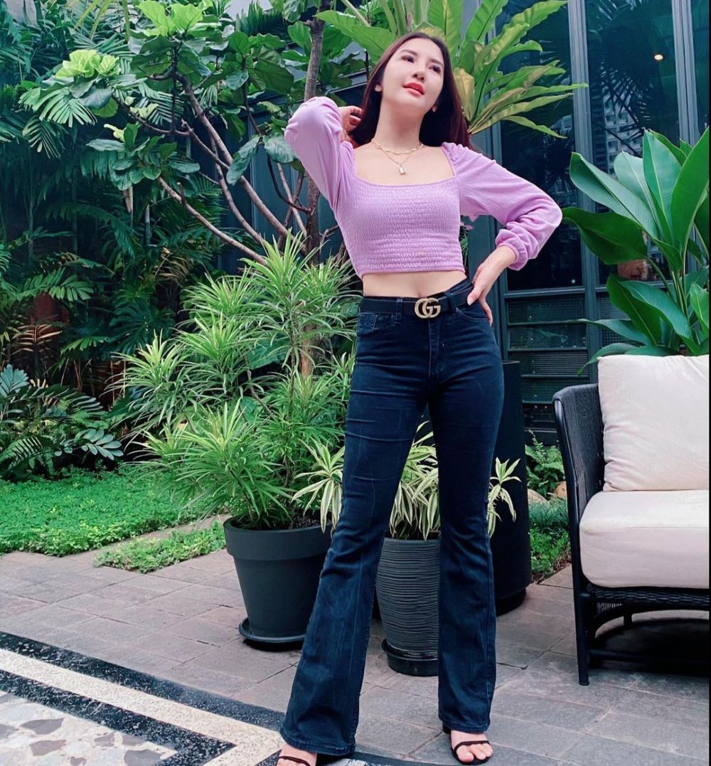 9 Inspirasi Style dengan Outfit Warna  Lilac  yang Manis 