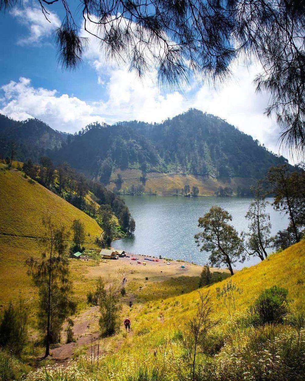 10 Gunung Terbaik Di Indonesia Untuk Berkemah, Mendaki Jadi Makin Seru