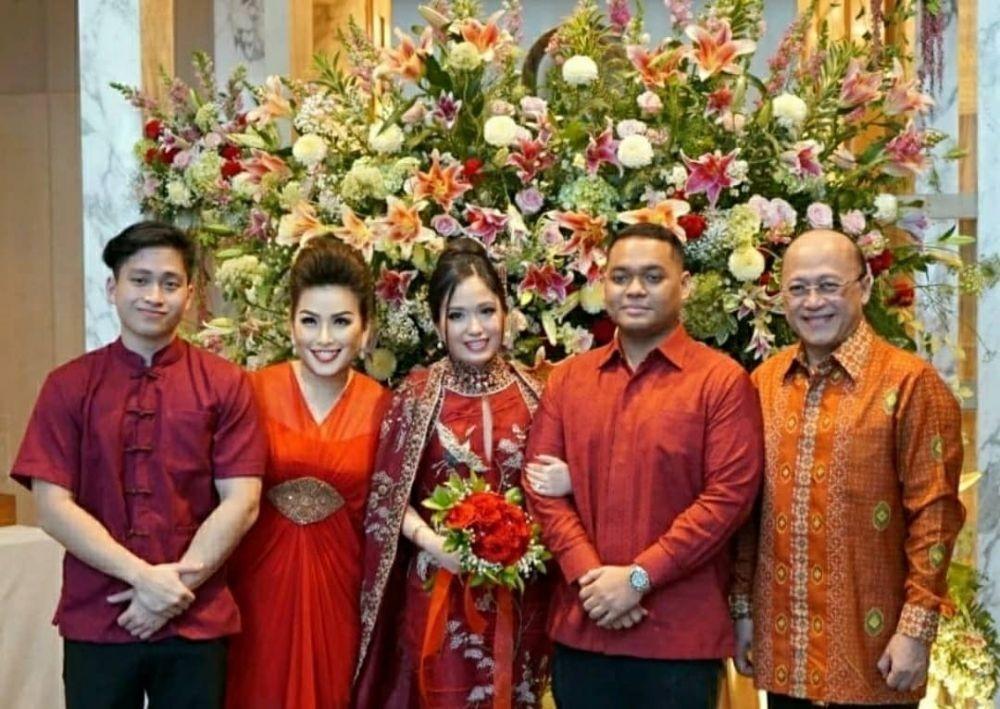 Glamor, 5 Inspirasi Busana dan Makeup Pertunangan Anak Mario Teguh