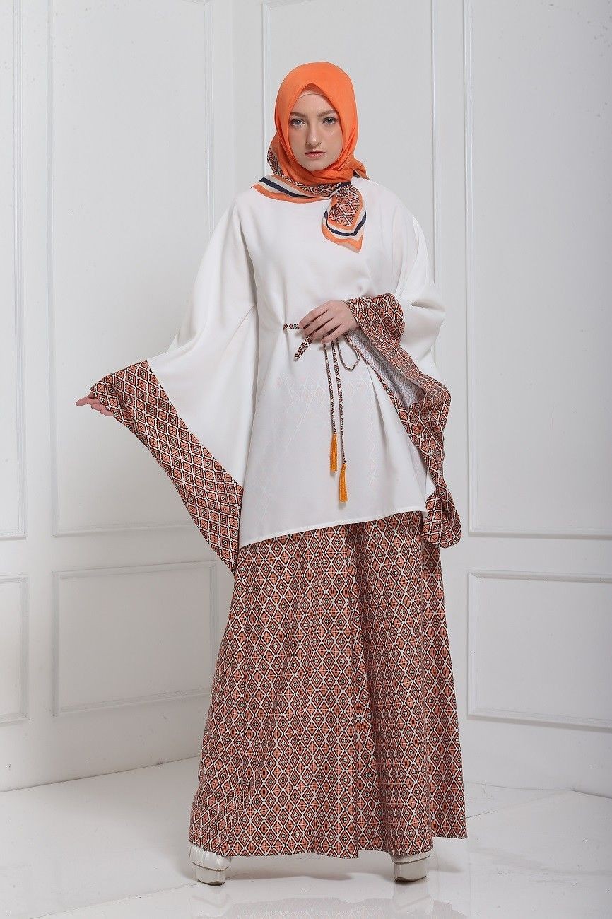Simpel! 9 Inspirasi Busana Kasual Desain Ivan Gunawan untuk Hijabers