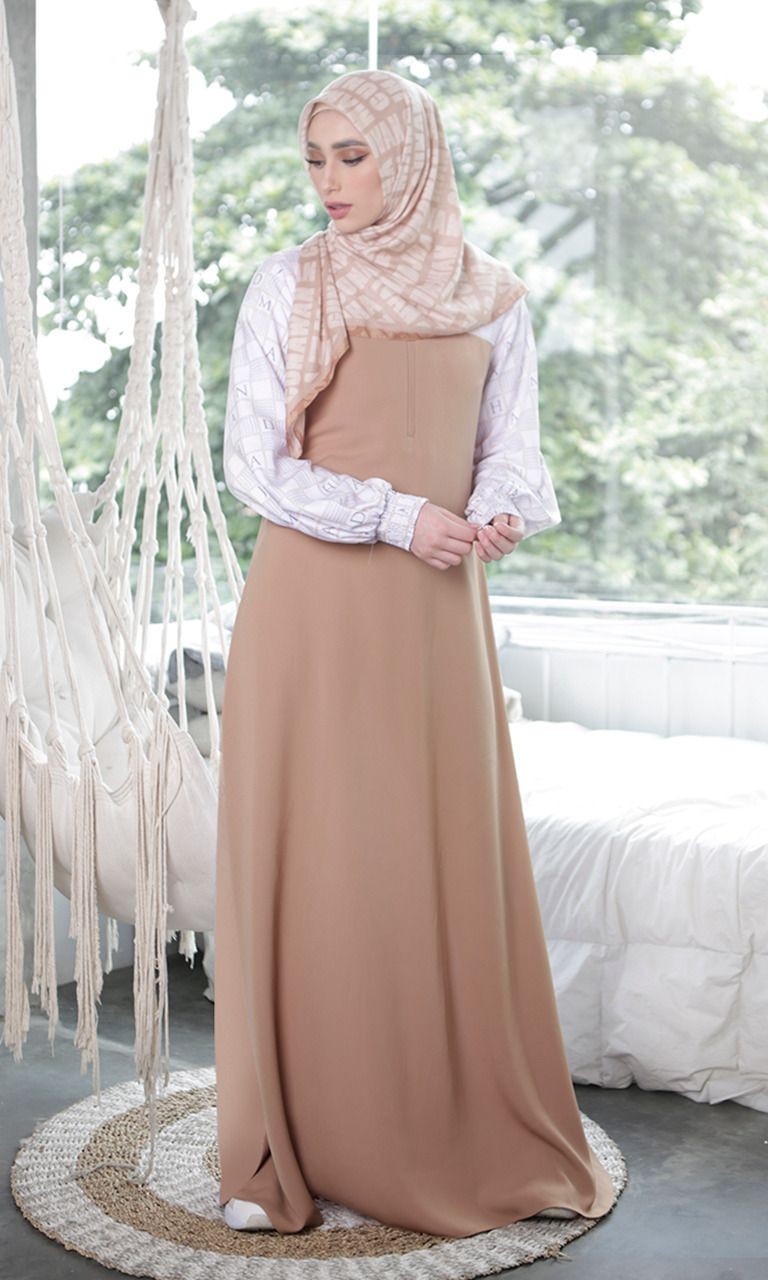 Simpel! 9 Inspirasi Busana Kasual Desain Ivan Gunawan untuk Hijabers