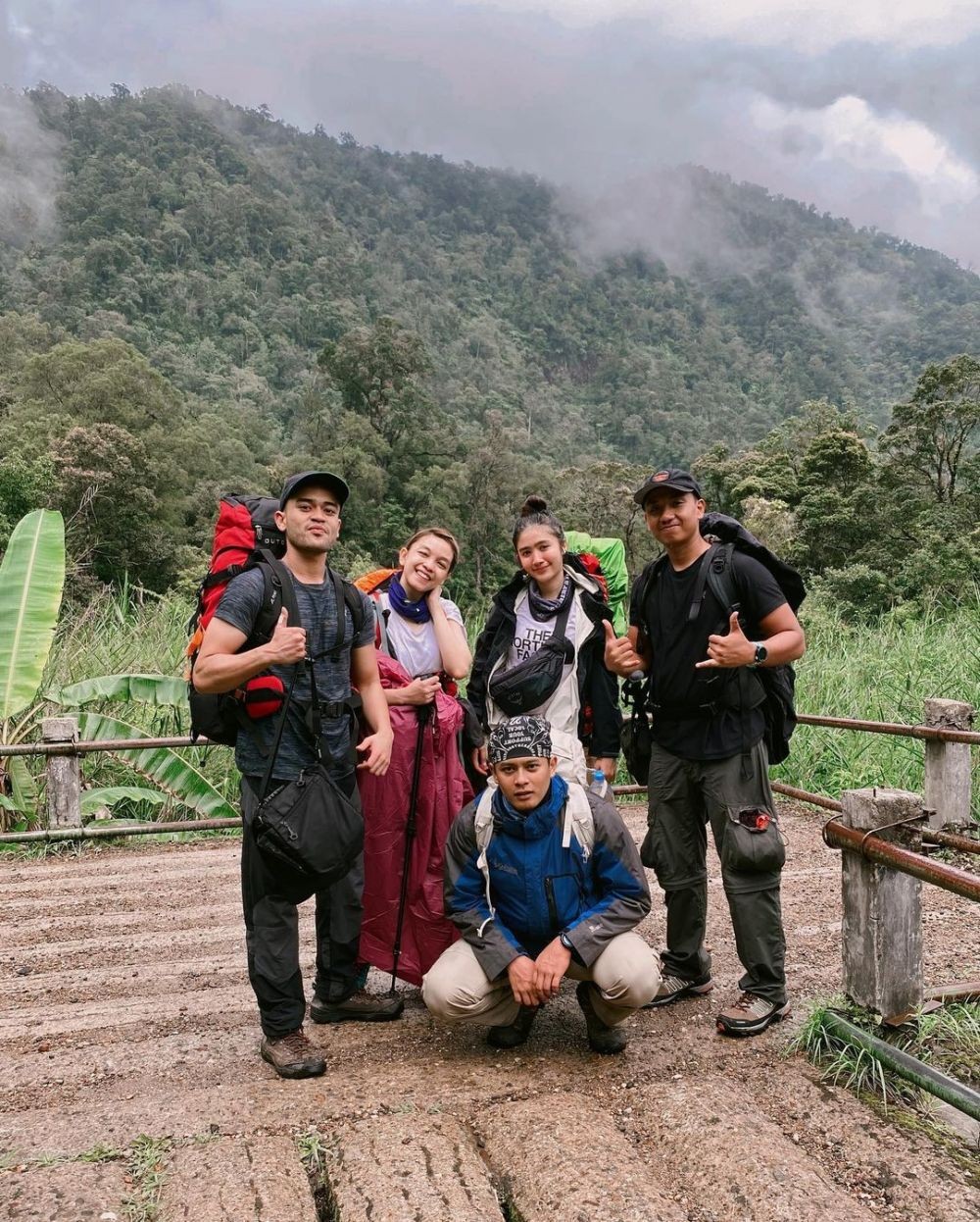 Pengalaman Pertama, 10 Potret Seru Febby Rastanty Naik Gunung Gede