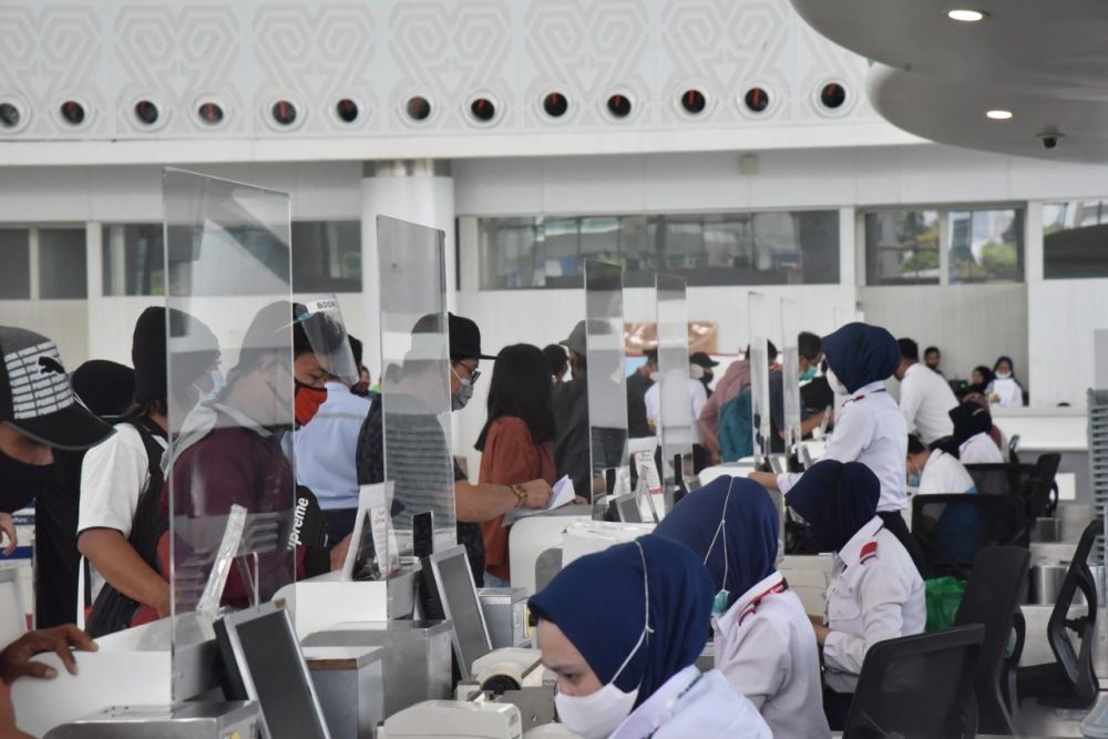 Polwan Polda Kaltim Ikut Patroli di Bandara Sepinggan Balikpapan