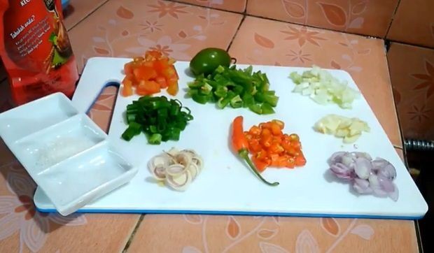 Hati-hati Bikin Ngiler, Ini Cara Gampang Bikin Nasi Bakar Cumi Asin
