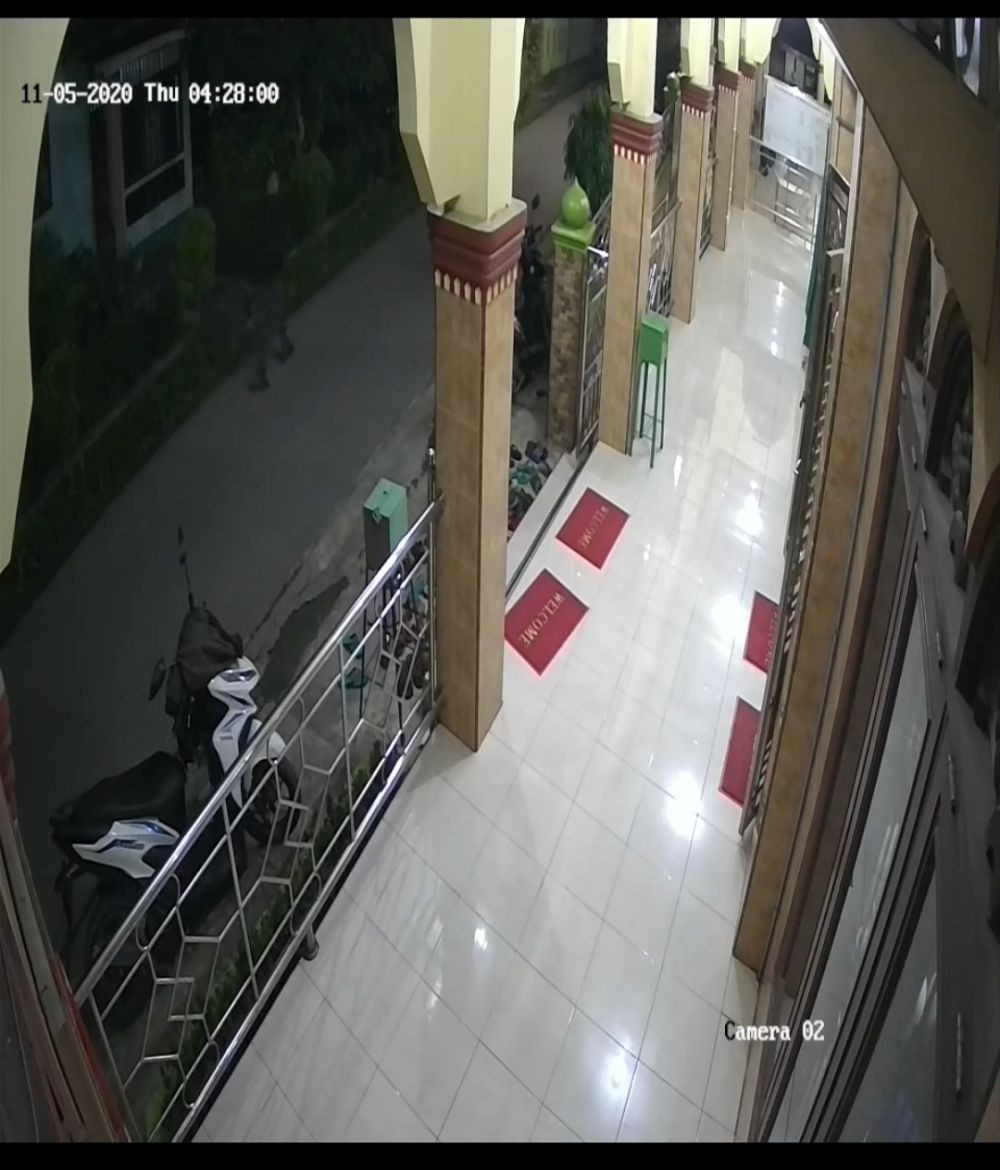 Viral! Aksi Pencurian Motor Terekam Kamera CCTV Masjid