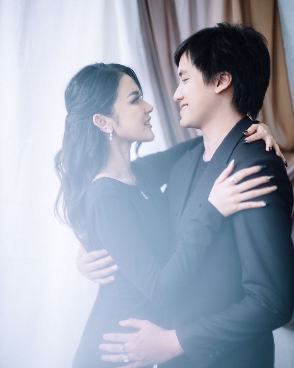 10 Potret Mesra Kevin Aprilio dan Vicy, Dari Ranjang Sampai Main Piano