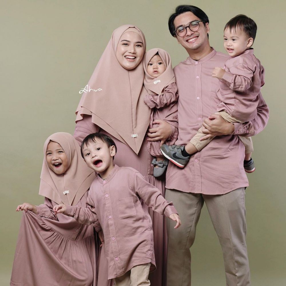 Potret Ramai Keluarga Ricky Harun Dengan Baju Kompak Seru Banget