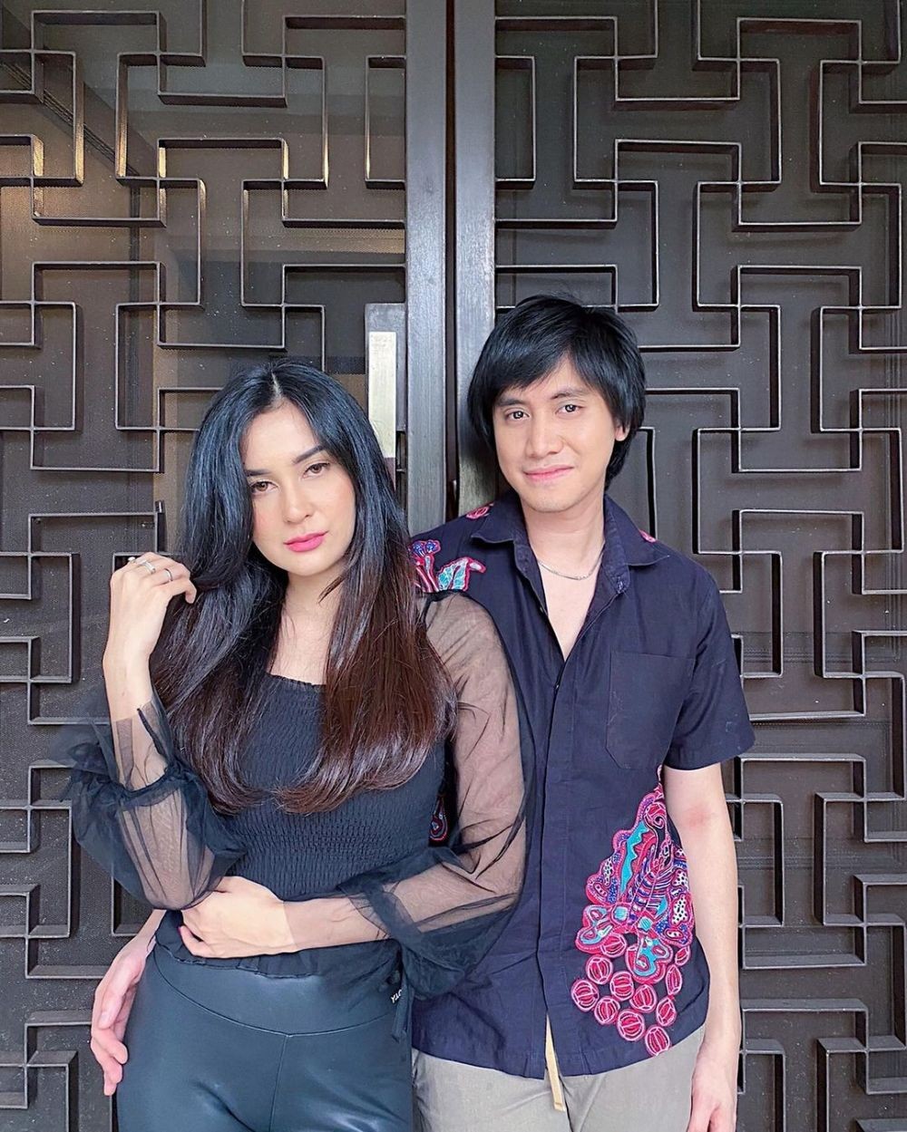 10 Potret Mesra Kevin Aprilio dan Vicy, Dari Ranjang Sampai Main Piano