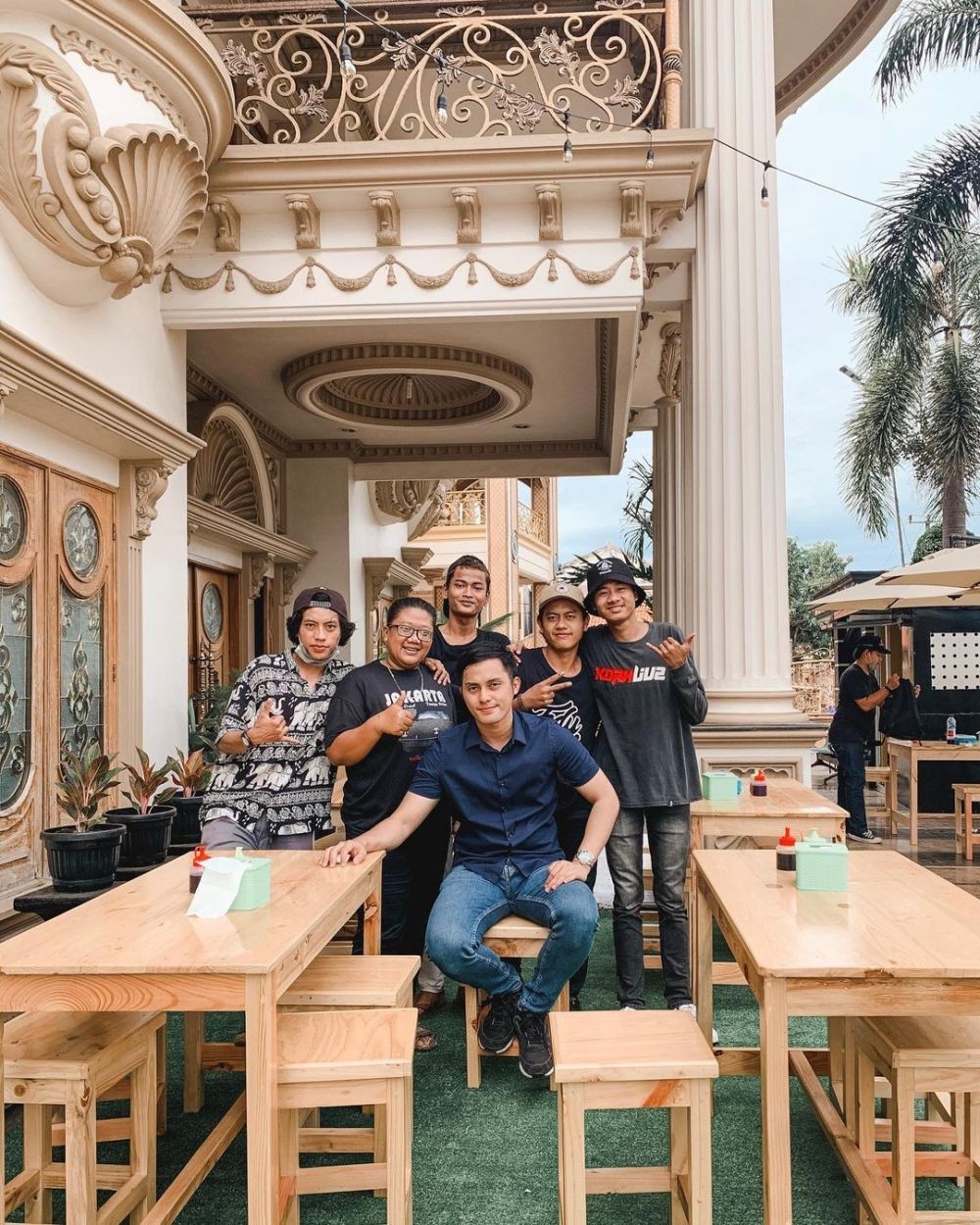 10 Potret Rumah Mewah Muzdalifah Jadi Restoran Hits Sultan, Murah Lho!