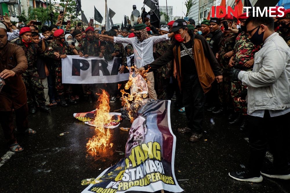 Seruan Boikot Produk Prancis, Poster Macron Dilempar Telur dan Dibakar