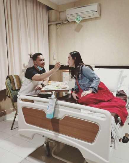 Melahirkan Prematur, 10 Momen Haru Perjuangan Kehamilan Zaskia Gotik