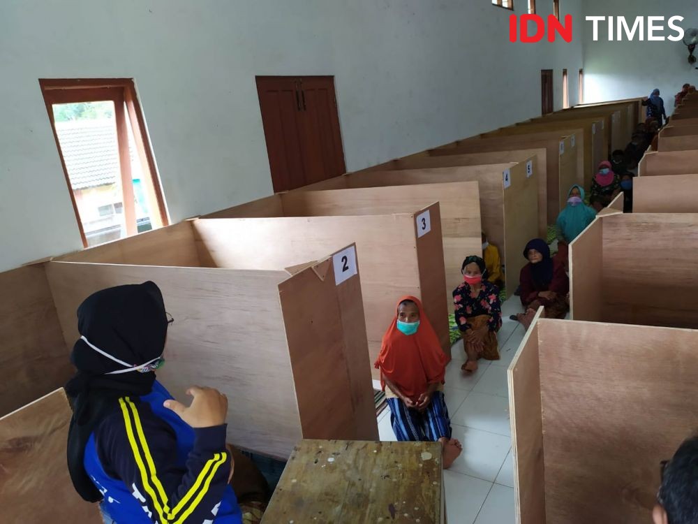 Cegah COVID di Barak Pengungsian Merapi, Relawan Lakukan Rapid Test  