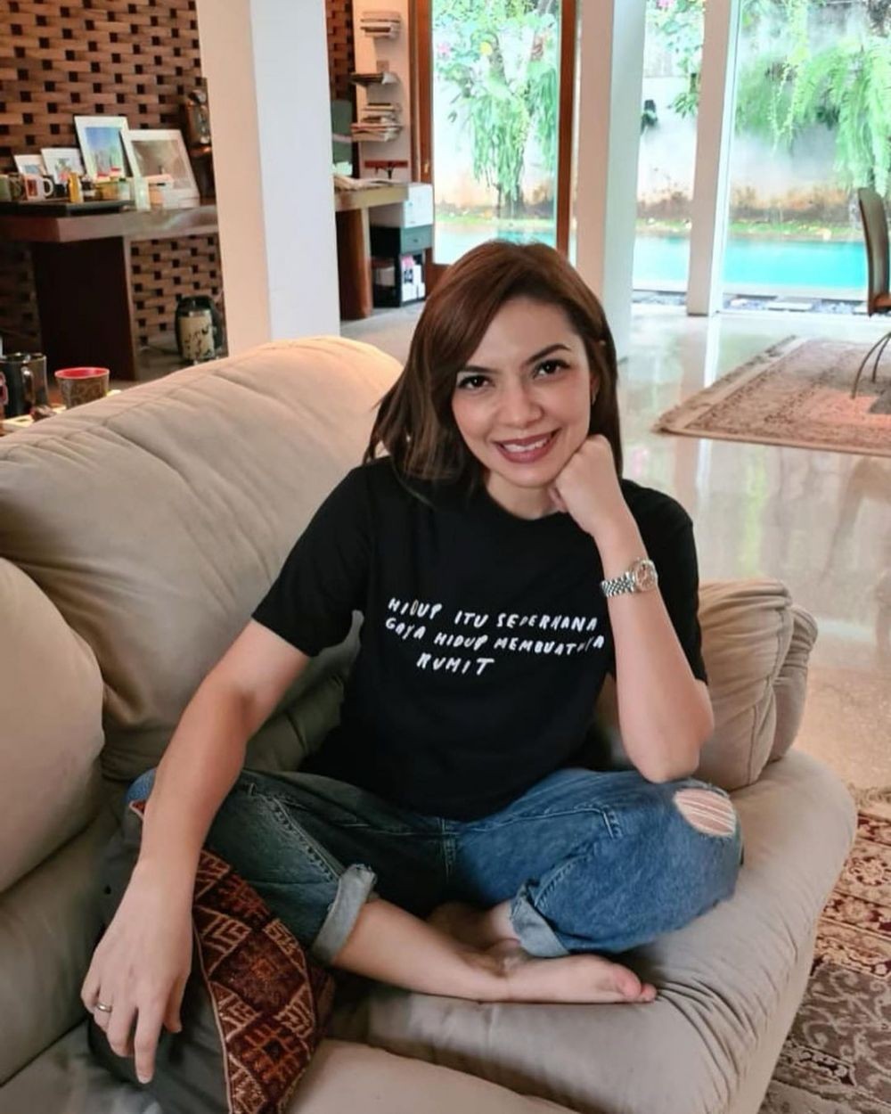 Simpel dan Keren, 10 Foto Najwa Shihab Pakai Kaus dengan Kata Bermakna
