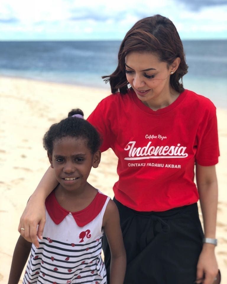 Simpel dan Keren, 10 Foto Najwa Shihab Pakai Kaus dengan Kata Bermakna