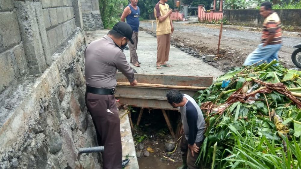 Kejar Sandalnya yang Hanyut, Balita di Blitar Tewas Terseret Arus