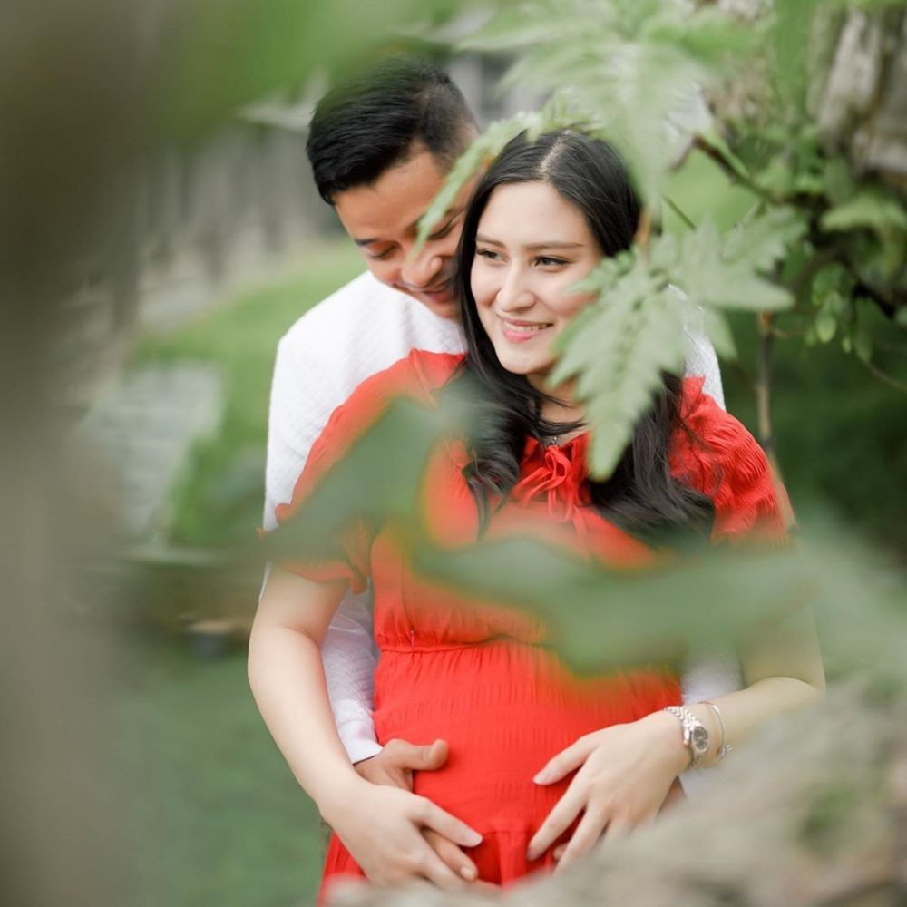 10 Potret Simpel Maternity Shoot Angbeen Rishi, Istri Adly Fayruz