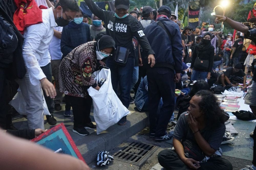 Aksi Risma Pungut Sampah di Tengah Demo Omnibus Law 