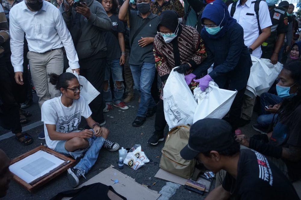 Aksi Risma Pungut Sampah di Tengah Demo Omnibus Law 