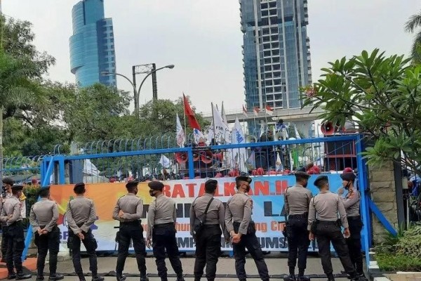 Demo Buruh Depan Kantor Kemnaker, Aparat Berjaga Dengan Kekuatan Penuh