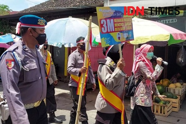 Unik! Hari Pahlawan Polisi Solo Gelar Razia Masker Pakai Bambu Runcing