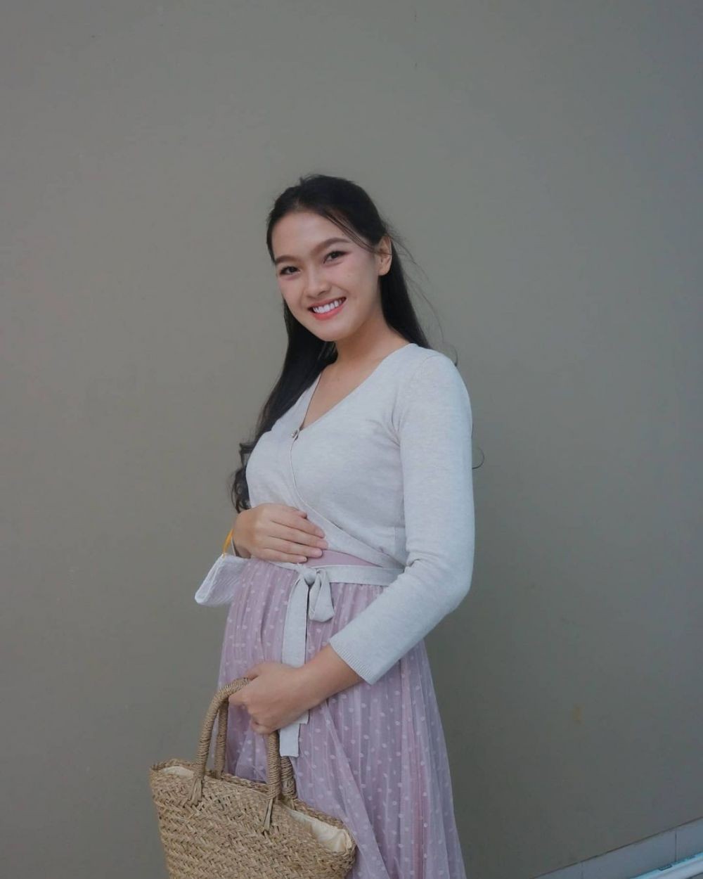 Calon Mama Muda Idaman! 10 Potret Ana Riana Pamer Baby Bump