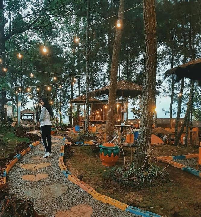 10 Kafe Hits Indonesia di Tengah Hutan, Instagramable dan ...