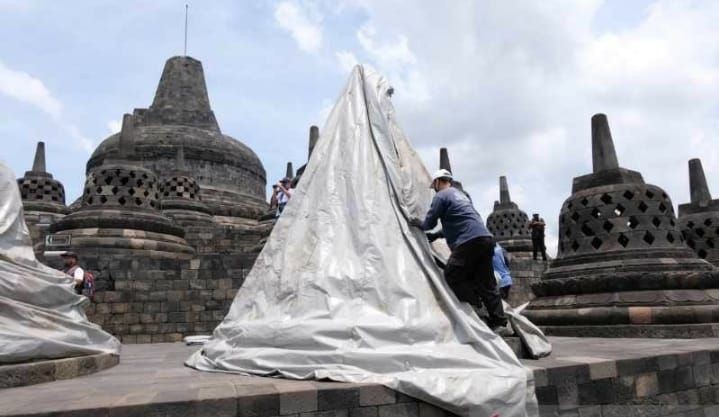 Antisipasi Terkena Abu Vulkanik, Borobudur Mulai Ditutup Kain Putih
