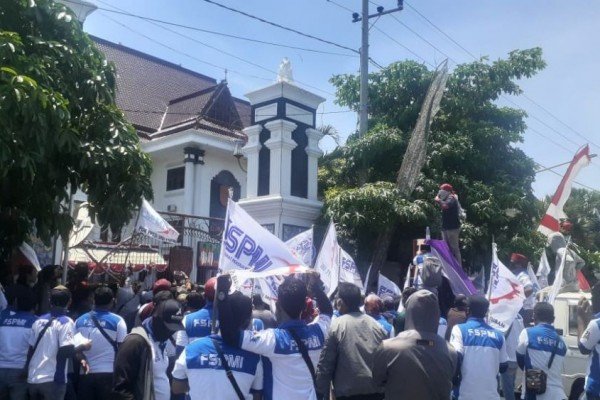 Demo Buruh dan Petani Warnai Hari Jadi Kabupaten Tuban