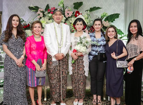 Buka-bukaan, 9 Kemesraan Tata Janeeta & Raden Brotoseno Usai Menikah