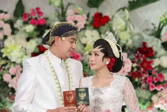 Buka-bukaan, 9 Kemesraan Tata Janeeta & Raden Brotoseno Usai Menikah