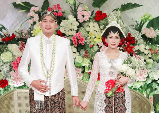 Buka-bukaan, 9 Kemesraan Tata Janeeta & Raden Brotoseno Usai Menikah