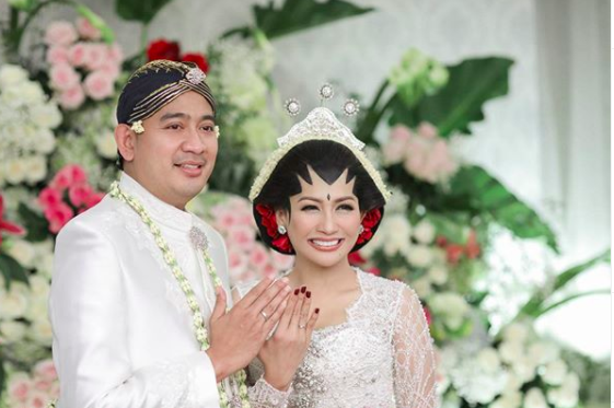 Buka-bukaan, 9 Kemesraan Tata Janeeta & Raden Brotoseno Usai Menikah