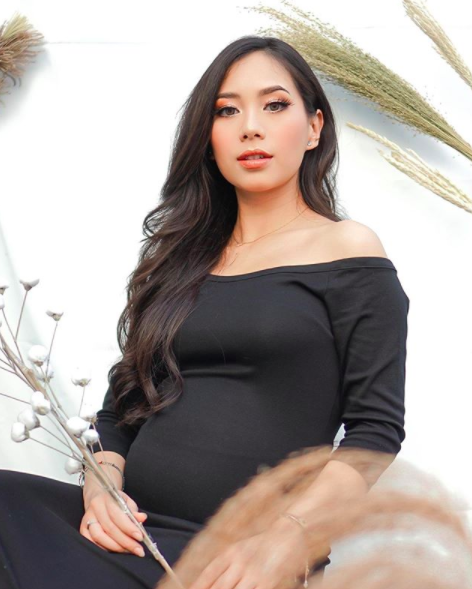 Hamil Tua 10 Gaya Anggun Maternity Shoot Abel Cantika Dan Suami