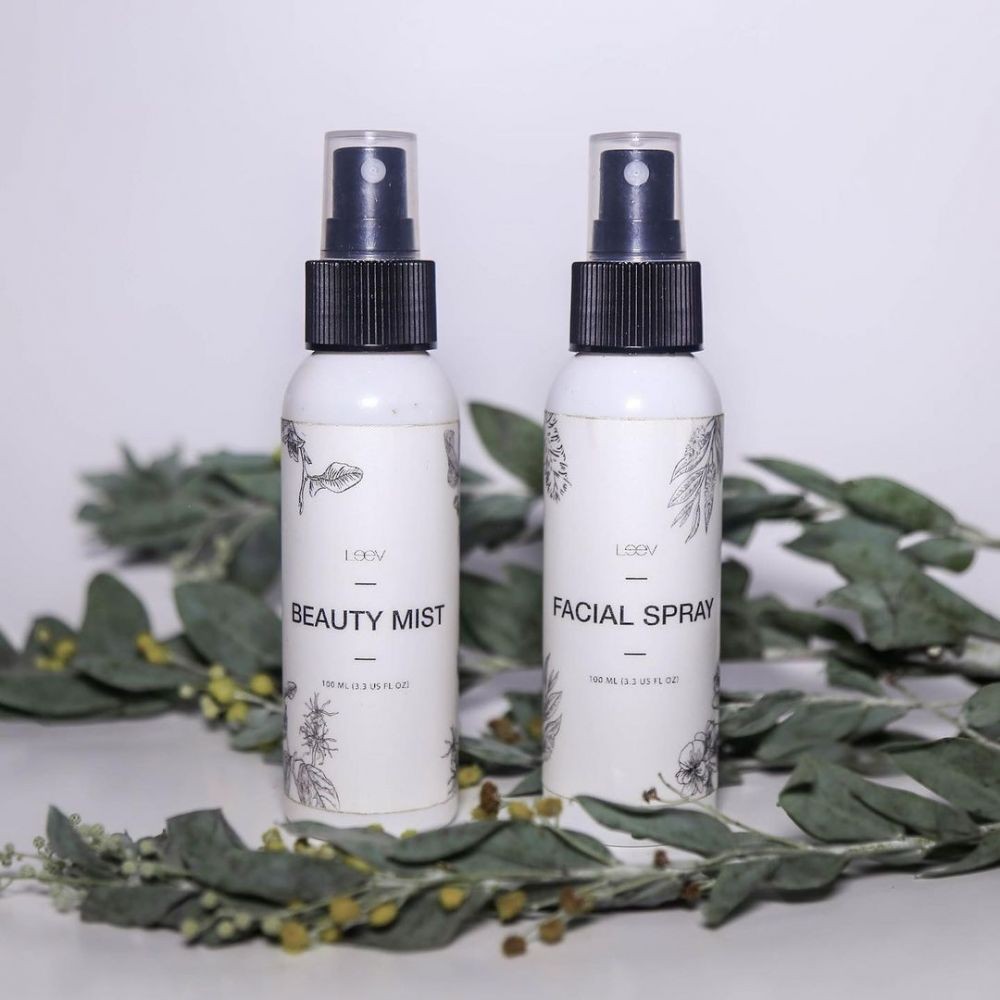 7 Rekomendasi Face Mist Spray Multifungsi, Bikin Wajah Auto Segar!