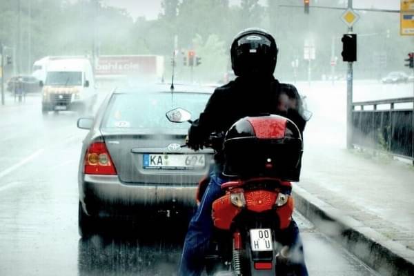 10 Tips Berkendara Sepeda Motor Saat Hujan, Harus Hati-Hati!