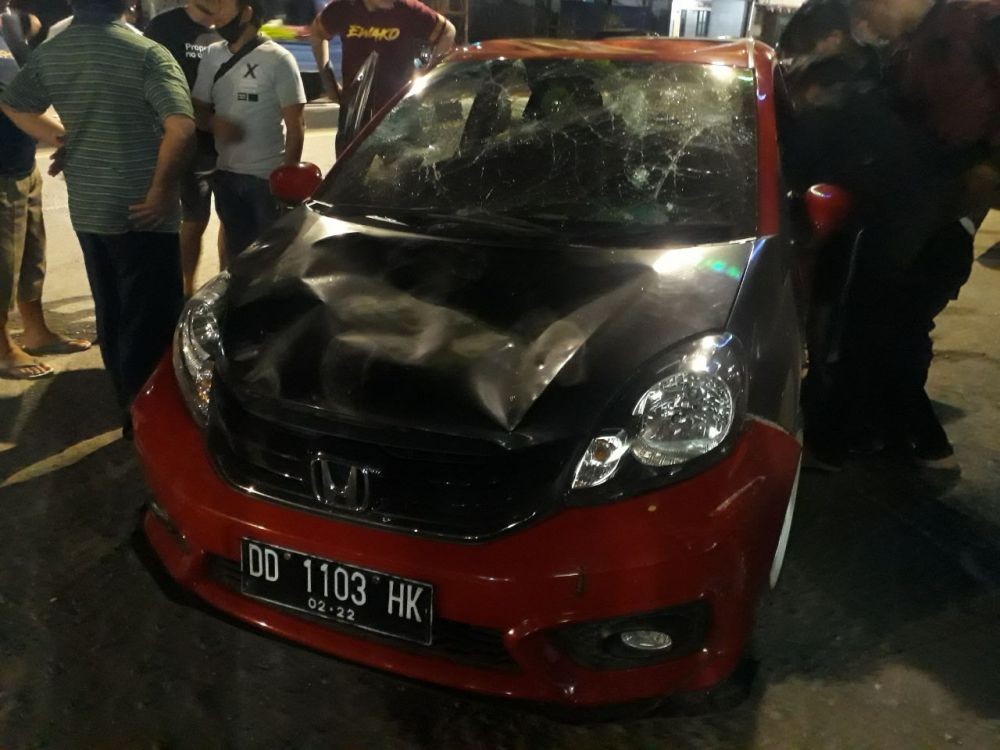 Viral Pengemudi Mobil di Makassar Diamuk Rombongan Motor