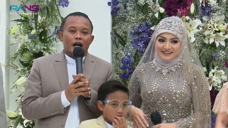 13+ Pernikahan Sule Dan Natalie Gif