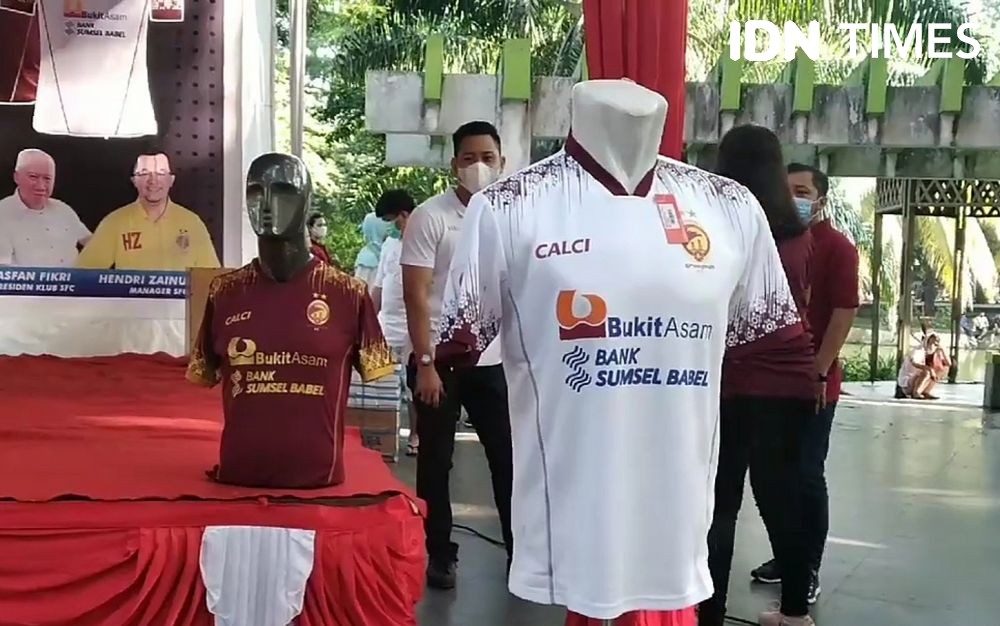 Herman Deru Bantu Jual Jersey Sriwijaya FC di Kambang Iwak 