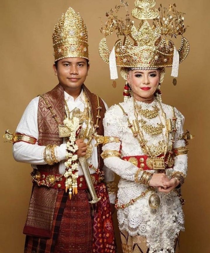 Mengenal Perbedaan Pakaian Adat Pengantin Lampung Pepadun & Sai Batin